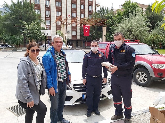 Araç motoruna sıkışan kedi kurtarıldı