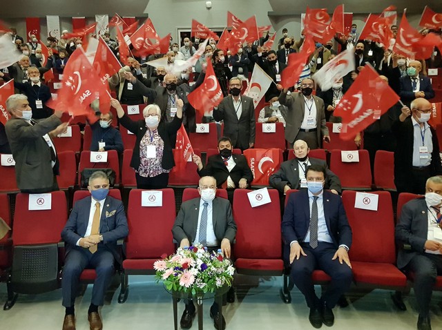 Temel Karamollaoğlu partisinin İzmir İl Kongresinde konuştu:
