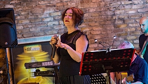 Nazan Öncel 'Beyoğlu Sanat Performance'ta Konser Verdi